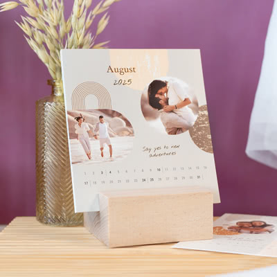 Kalender im Holzaufsteller Kalender im Holzaufsteller
