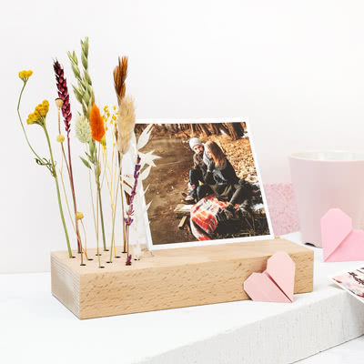 Porte-photo avec photos et fleurs